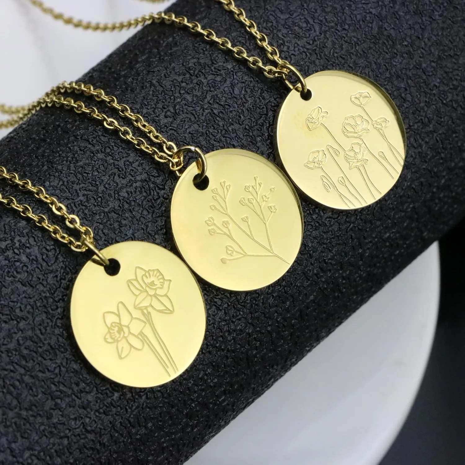 Birth Month Flower Pendant Necklace 18K Gold Plated Dainty Simple Month Birth Floral Disc Pendant Engrave Coin Necklace Minimalist Delicate Mom Daughter Gift for Her
