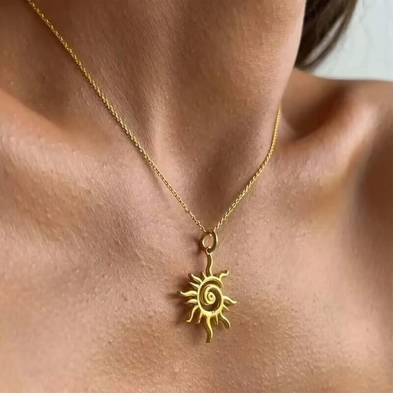 Boho Spiral Sun Pendant Necklace Gold Sunburst Choker Necklace Metal Sun Necklace Dainty Sunshine Necklace Chain Celestial Sun Chain Necklace Jewelry For Women