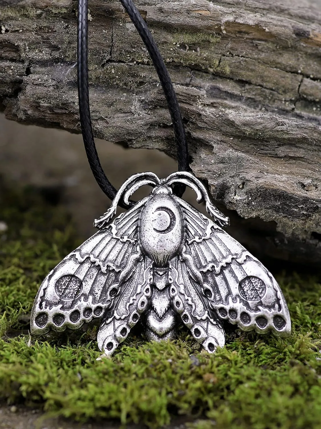 HAQUIL Moth Necklace, Moon Phase Moth Pendant, Wiccan Jewelry Gift for Women
