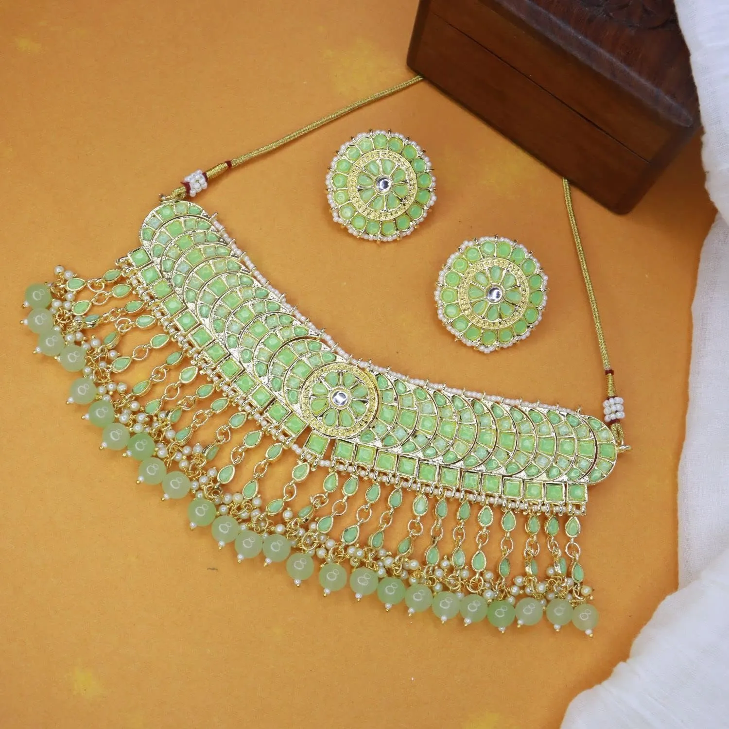 I Jewels Gold Plated Indian Wedding Bollywood Kundan & Pearl Studded Choker Necklace Jewellery Set For Women (K7210-1)