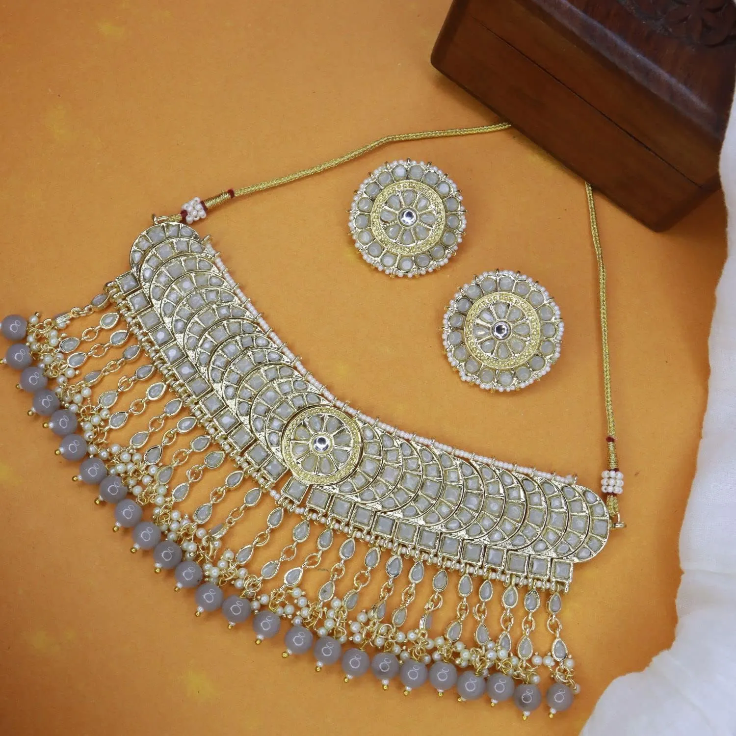 I Jewels Gold Plated Indian Wedding Bollywood Kundan & Pearl Studded Choker Necklace Jewellery Set For Women (K7210-1)