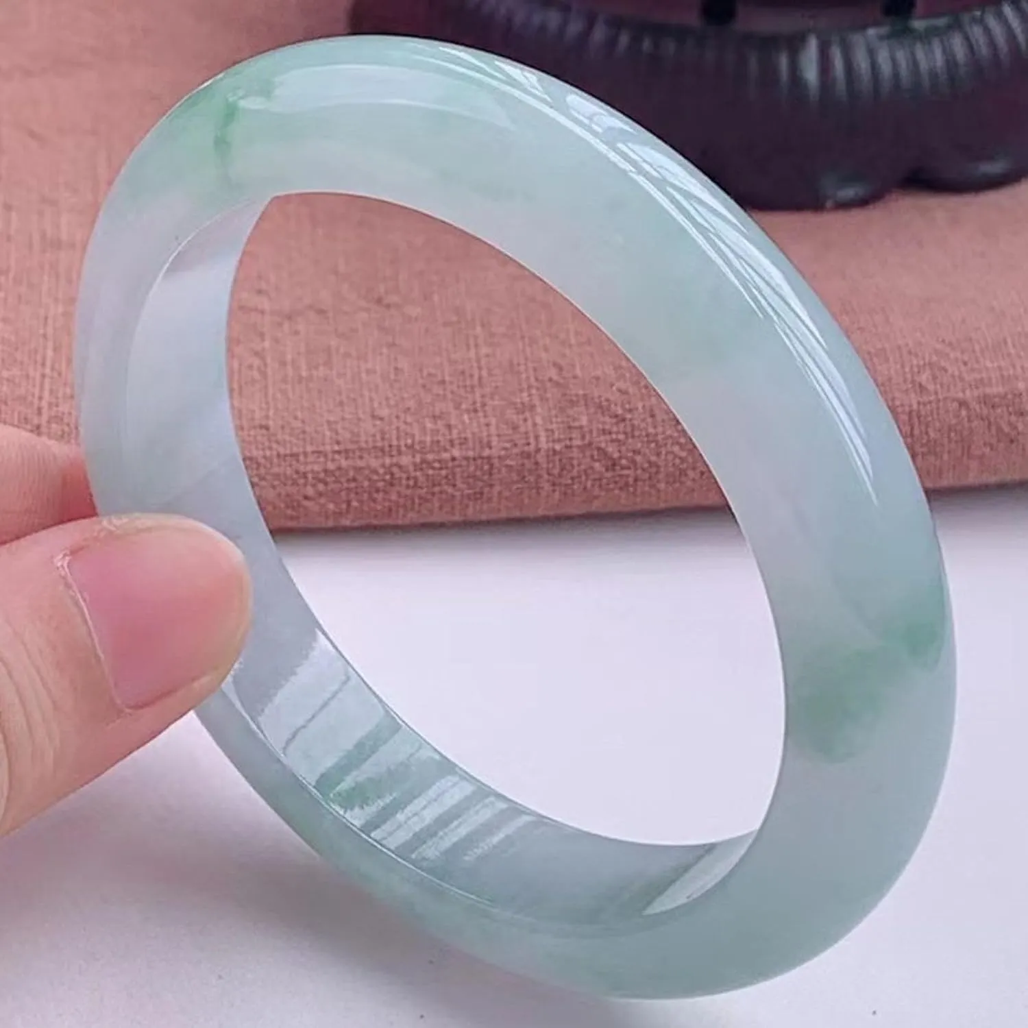 Natural jade bracelet, women's green retro floating flower jade bracelet, simple, fashionable and beautiful